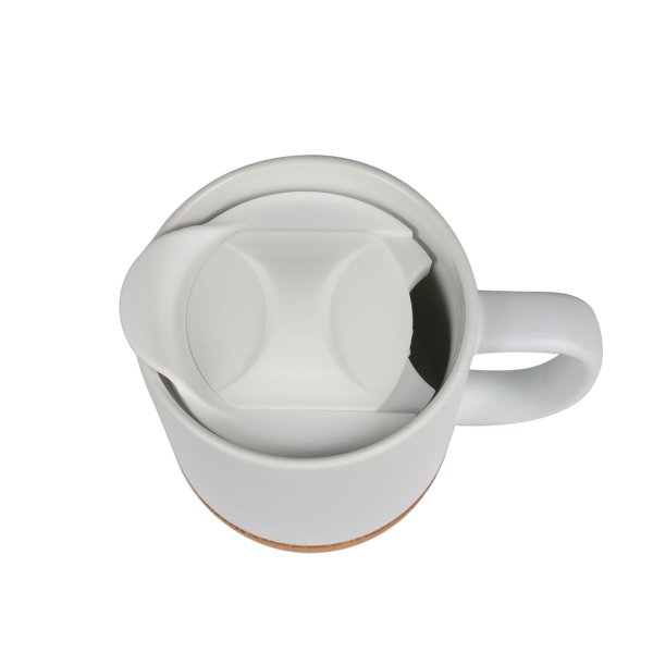 Bílý keramický hrnek s korkovým dnem a plastovým víčkem 