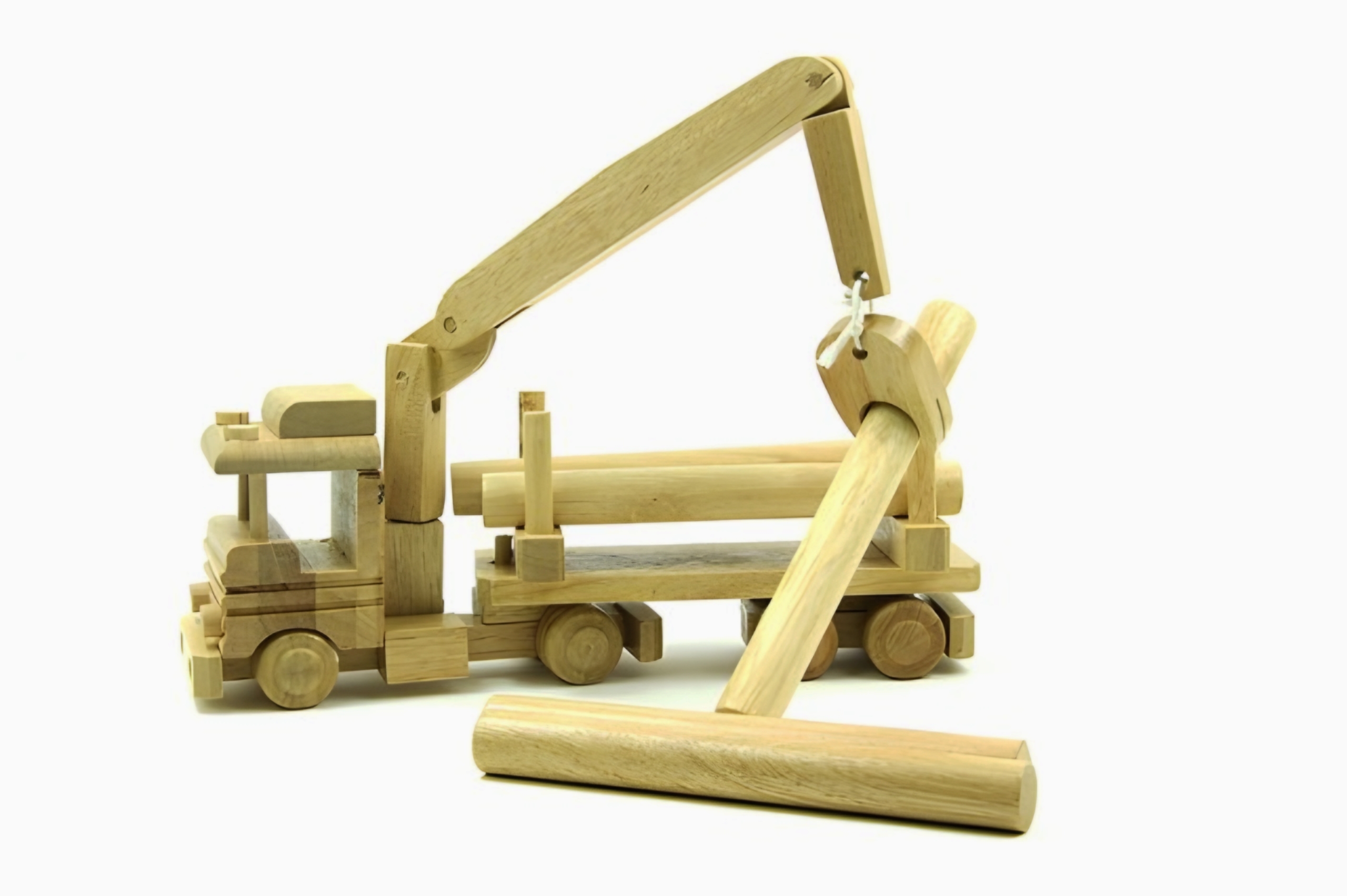 Dřevěný tahač s návěsem na klády 