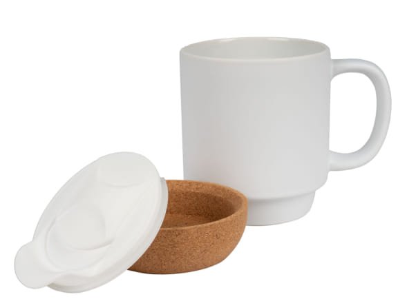 Bílý keramický hrnek s korkovým dnem a plastovým víčkem 