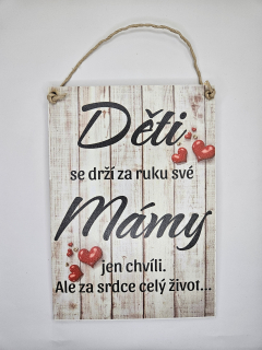 Děti se drží za ruku mámy...